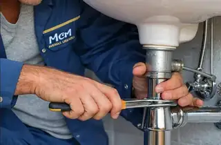 Fontanero en reparaci&oacute;n profesional